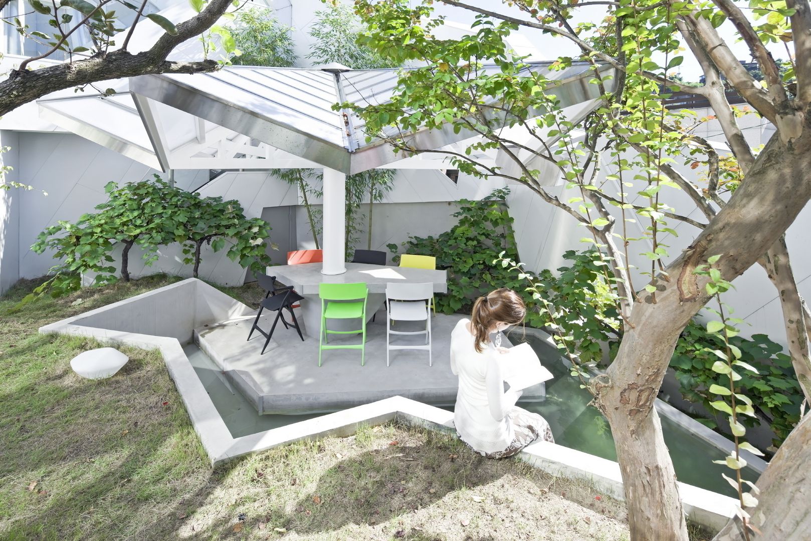 ​HWA HUN - 자연이 점거한 작은성, IROJE KIMHYOMAN IROJE KIMHYOMAN Jardines de estilo moderno