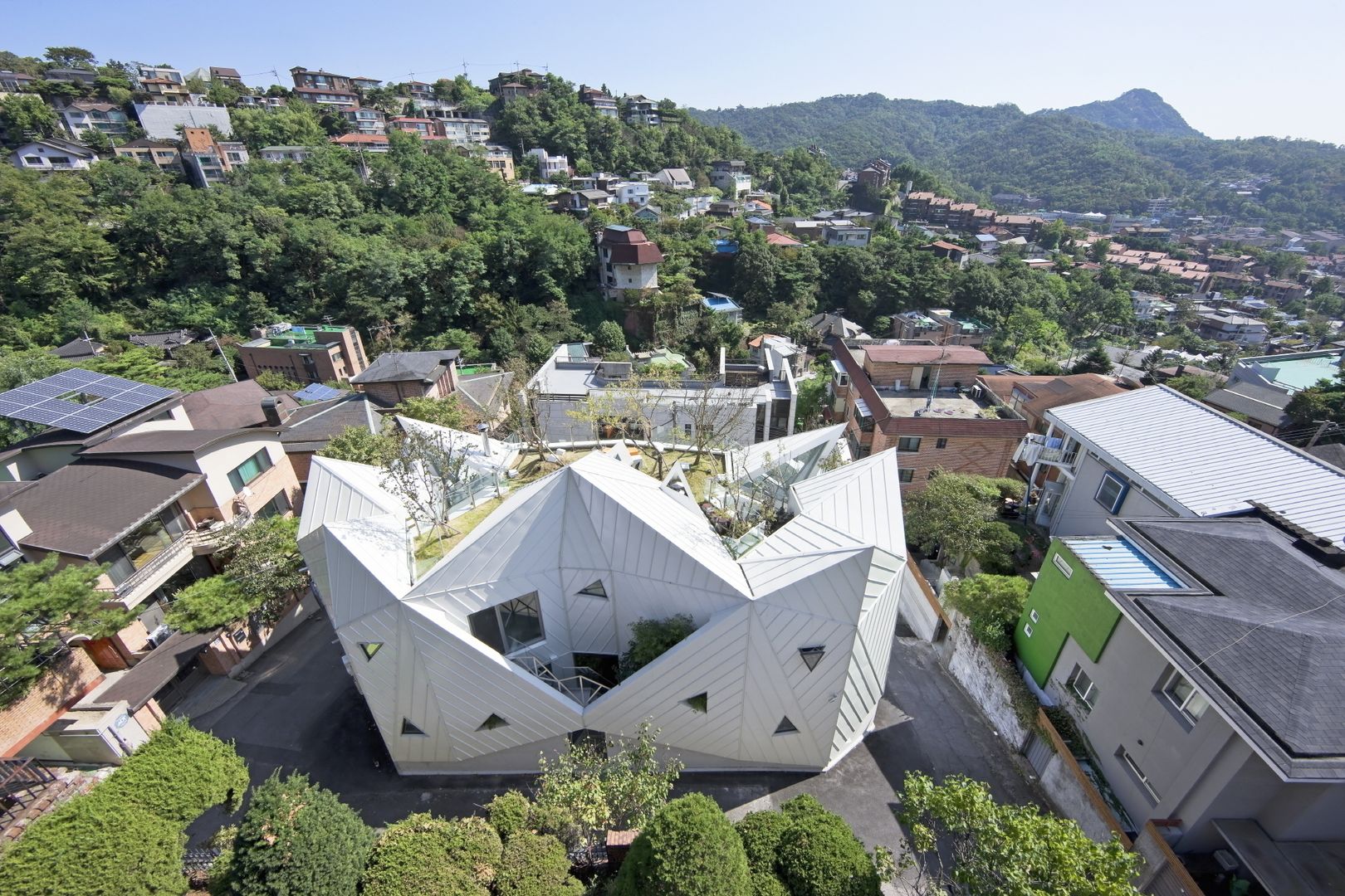 ​HWA HUN - 자연이 점거한 작은성, IROJE KIMHYOMAN IROJE KIMHYOMAN Casas de estilo moderno