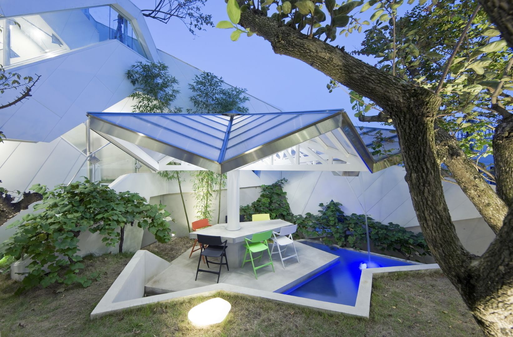 ​HWA HUN - 자연이 점거한 작은성, IROJE KIMHYOMAN IROJE KIMHYOMAN Jardines modernos: Ideas, imágenes y decoración