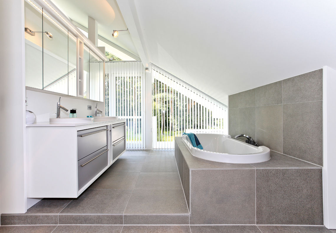 Realer Wohntraum am Niederrhein, DAVINCI HAUS GmbH & Co. KG DAVINCI HAUS GmbH & Co. KG Modern Banyo