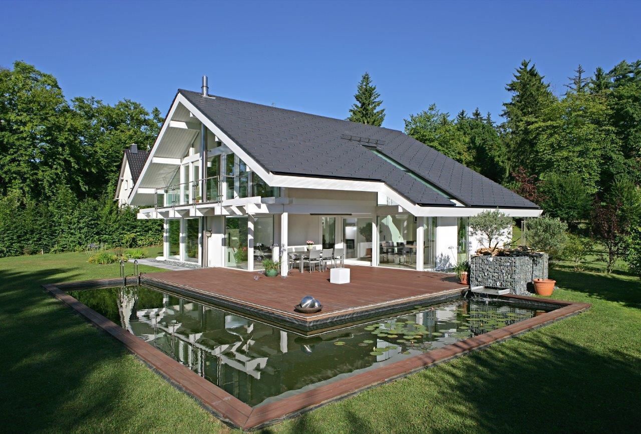 A dream come true: the perfect house for a waterlily pond – swimming pool! DAVINCI HAUS GmbH & Co. KG Moderne huizen