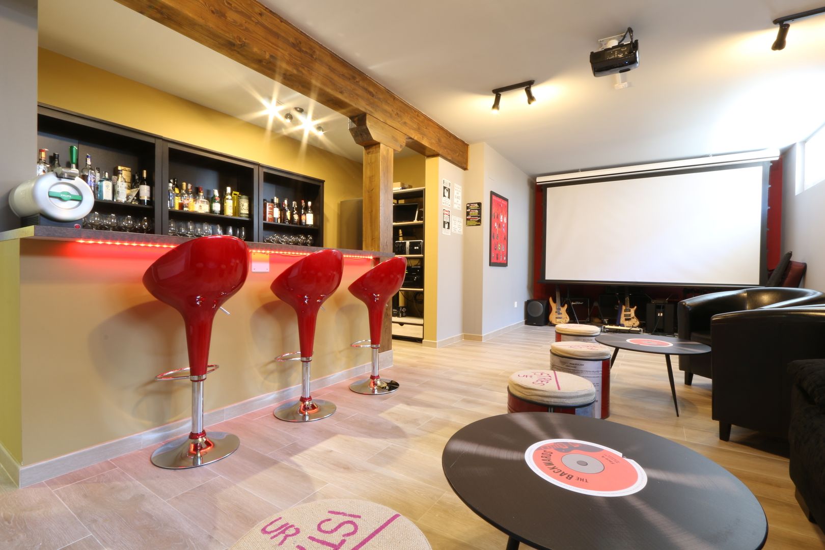 Bar en sótano Canexel Salas multimedia de estilo clásico