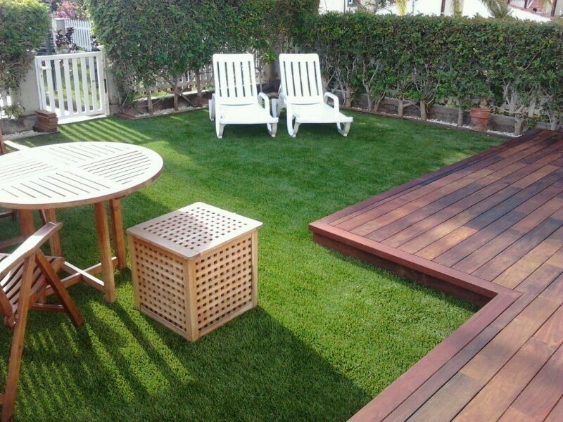 Decora una terraza con césped artificial y piedras!