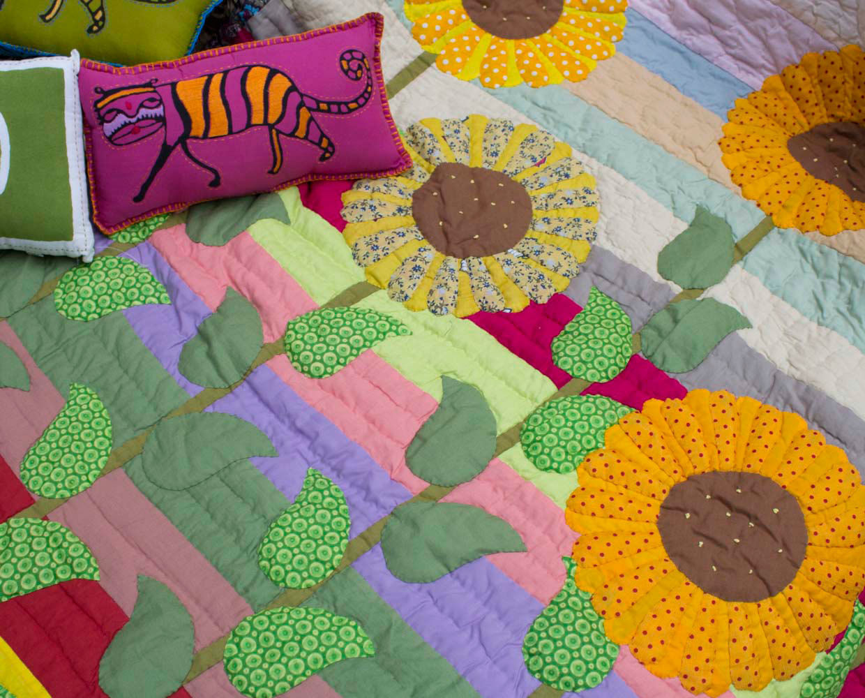 Patchwork Quilt Sunflower DesignRaaga Cuartos de estilo asiático Textiles