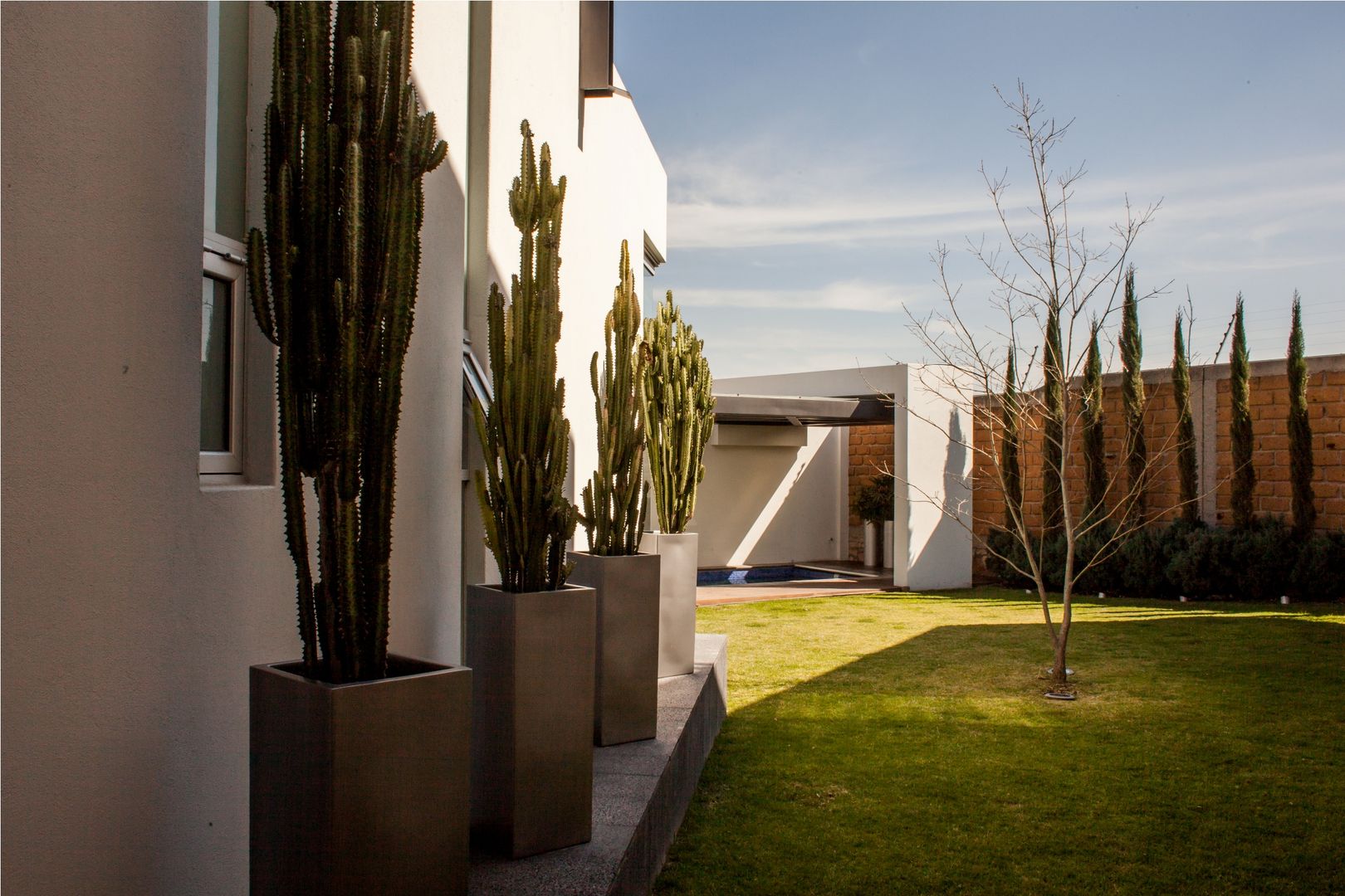 Acceso a Jardín GRUPO VOLTA Jardines modernos