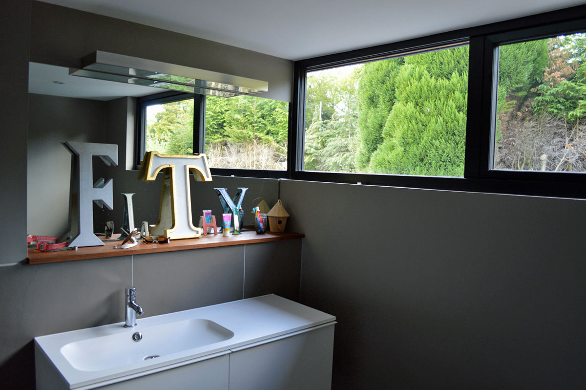 The Family Bathroom ArchitectureLIVE Phòng tắm phong cách hiện đại bathroom mirror,bathroom sink