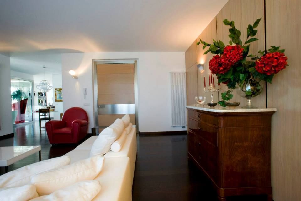 appartamento 4° piano provincia di Caserta, studiozero studiozero غرفة المعيشة Sofas & armchairs