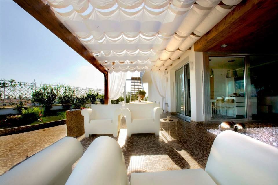 appartamento 4° piano provincia di Caserta, studiozero studiozero Балкон и терраса в стиле модерн Мебель
