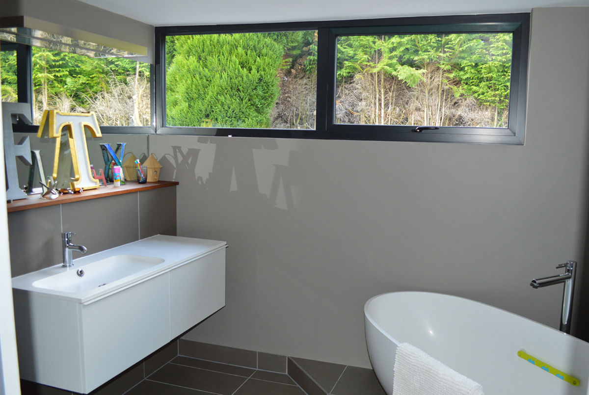 Family bathroom ArchitectureLIVE Kamar Mandi Modern