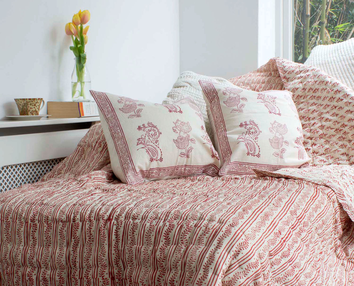 Hand Block Print Quilt Cranberry DesignRaaga Habitaciones de estilo asiático Textiles