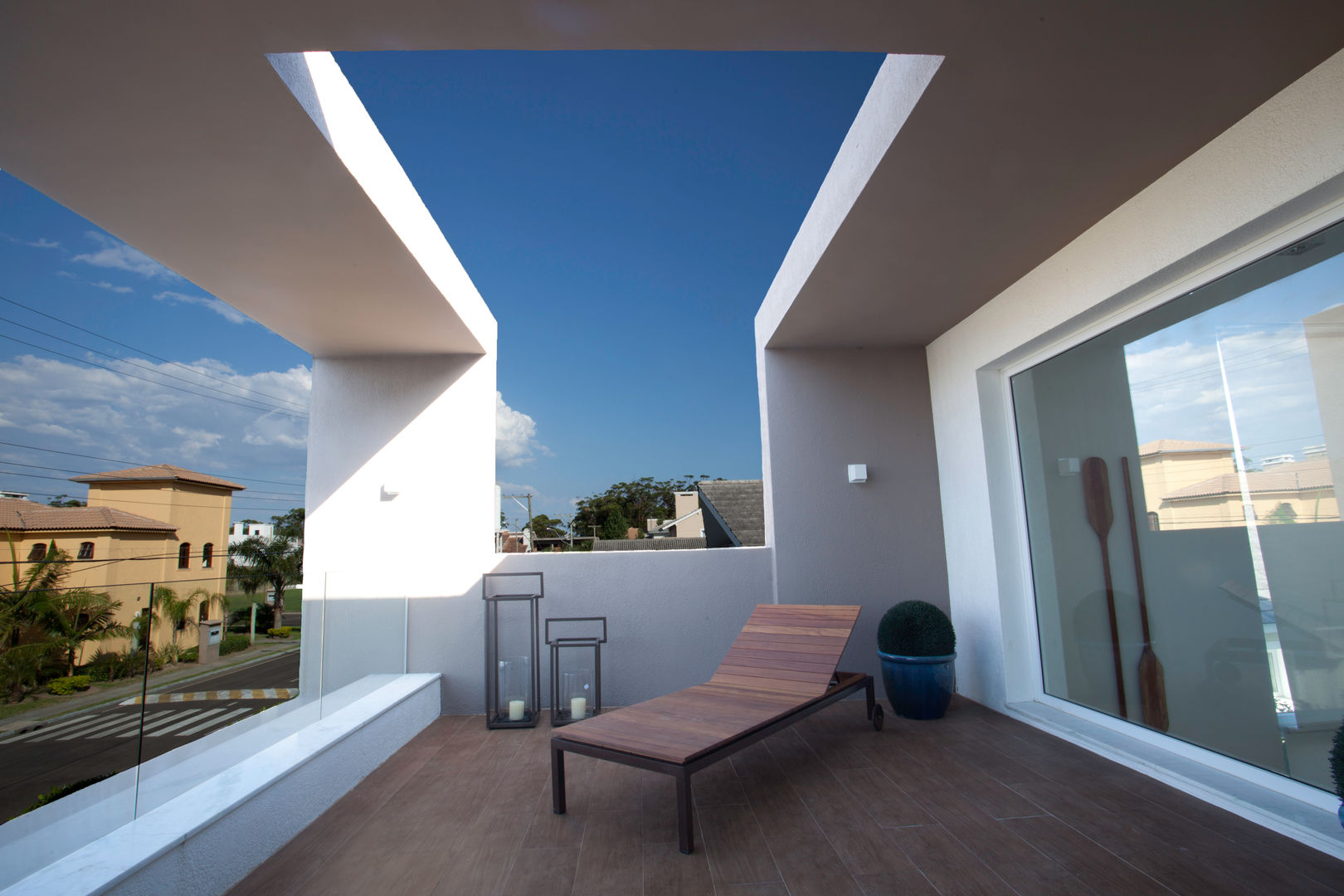 CASA PRAIA, Tweedie+Pasquali Tweedie+Pasquali Minimalist balcony, veranda & terrace