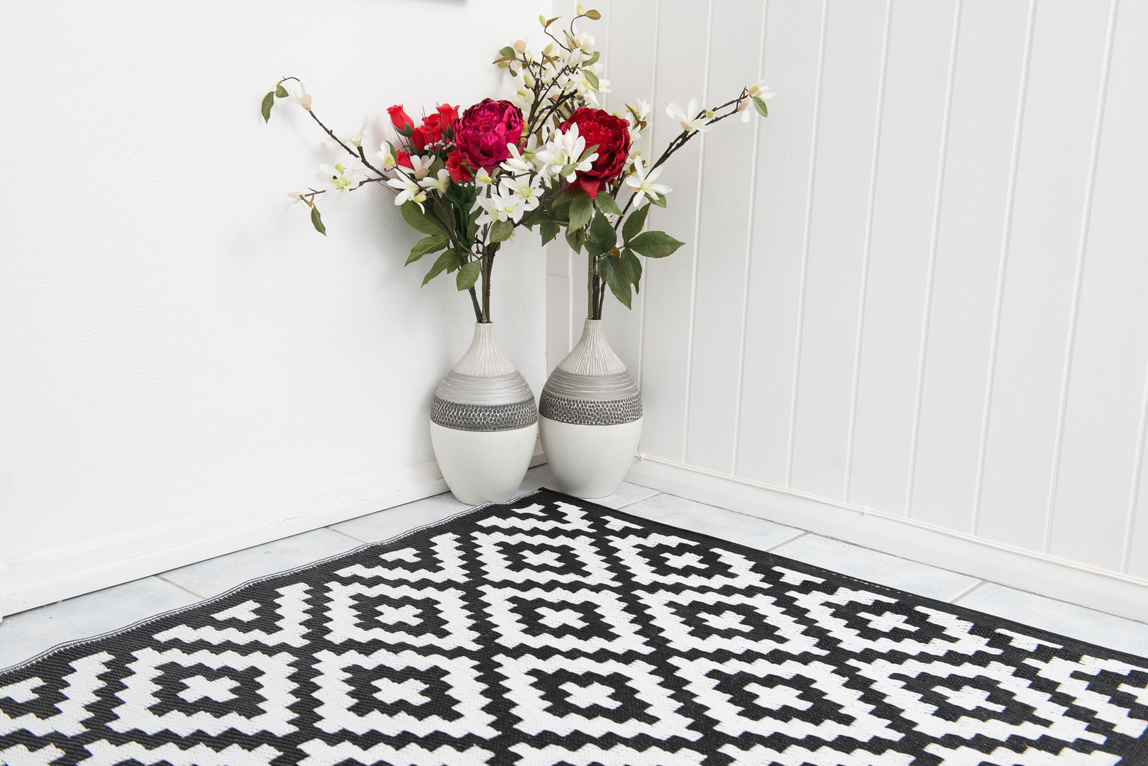 INDOOR/OUTDOOR, PLASTIC NIRVANA BLACK AND WHITE RUG homify ห้องนั่งเล่น พลาสติก ของตกแต่งและอุปกรณ์จิปาถะ