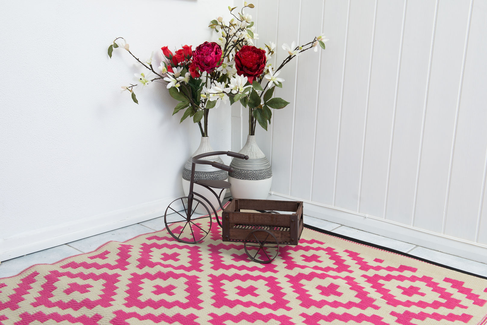 INDOOR/OUTDOOR, PLASTIC NIRVANA PINK AND CREAM RUG homify 모던스타일 침실 플라스틱 액세서리 & 장식