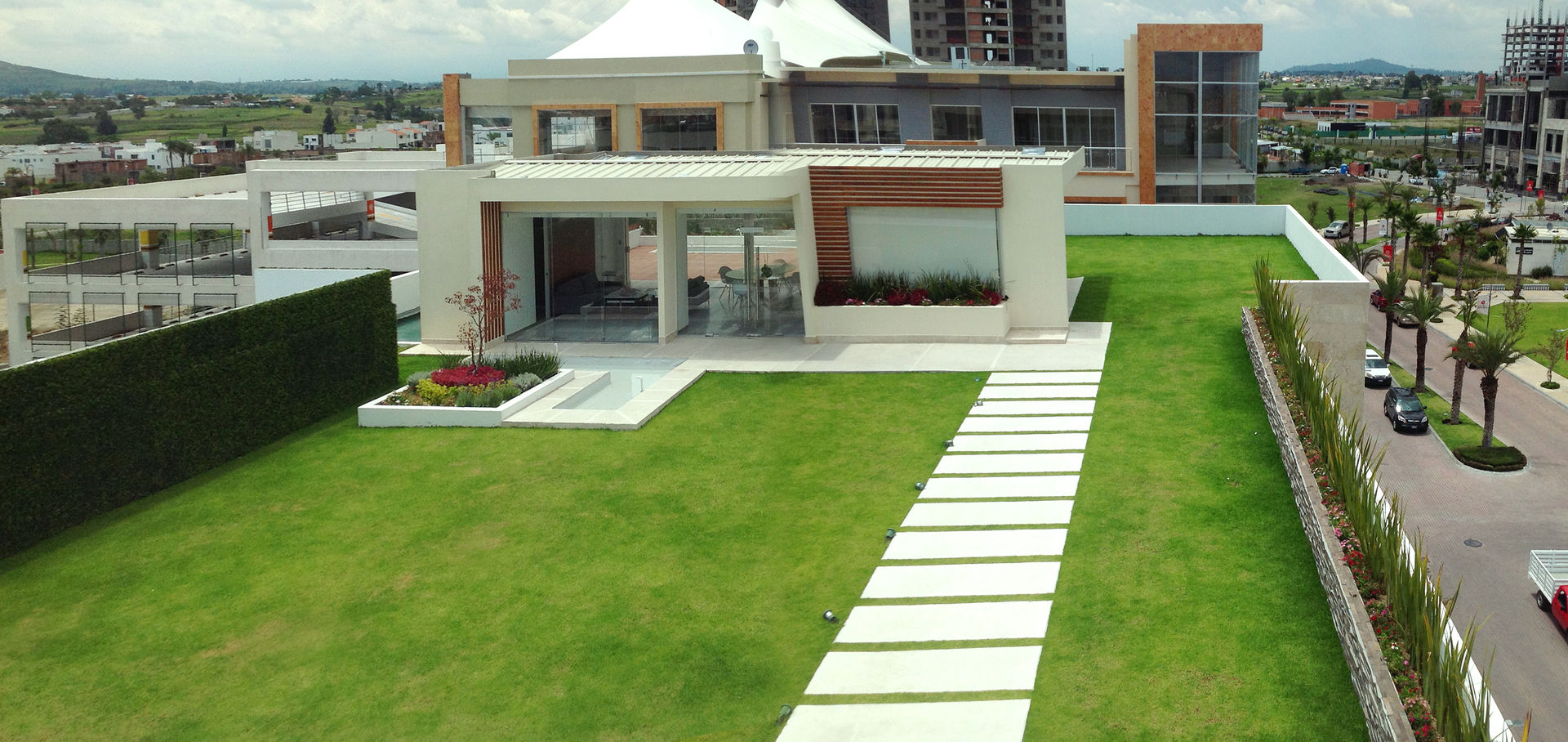 Techo Verde / Roof Garden , ENVERDE ENVERDE مساحات تجارية معارض سيارات