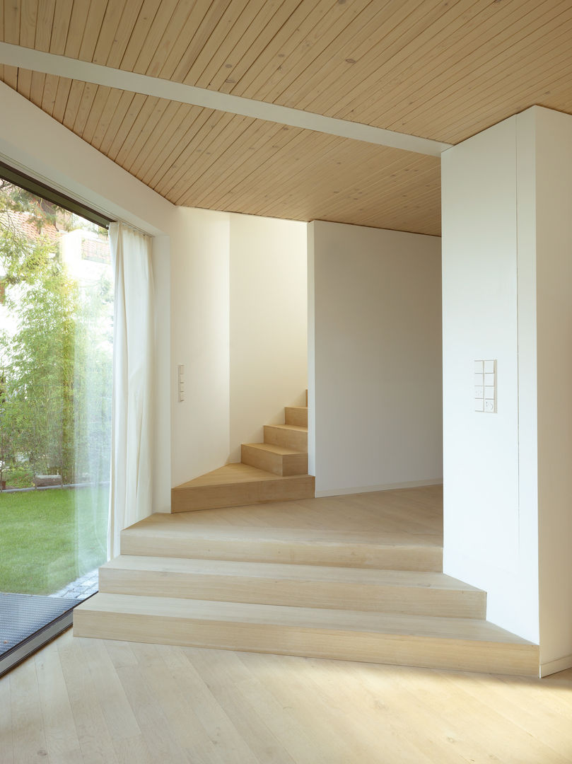 Haus K2, Bottega + Ehrhardt Architekten GmbH Bottega + Ehrhardt Architekten GmbH Pasillos, vestíbulos y escaleras de estilo minimalista