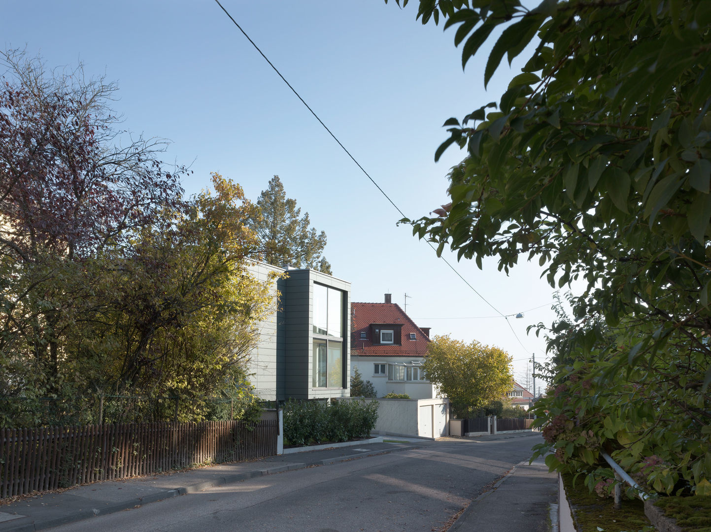 Haus K2, Bottega + Ehrhardt Architekten GmbH Bottega + Ehrhardt Architekten GmbH Minimalistische Häuser Himmel,Pflanze,Eigentum,Gebäude,Baum,Haus,Ast,Asphalt,Straßenbelag,Fenster