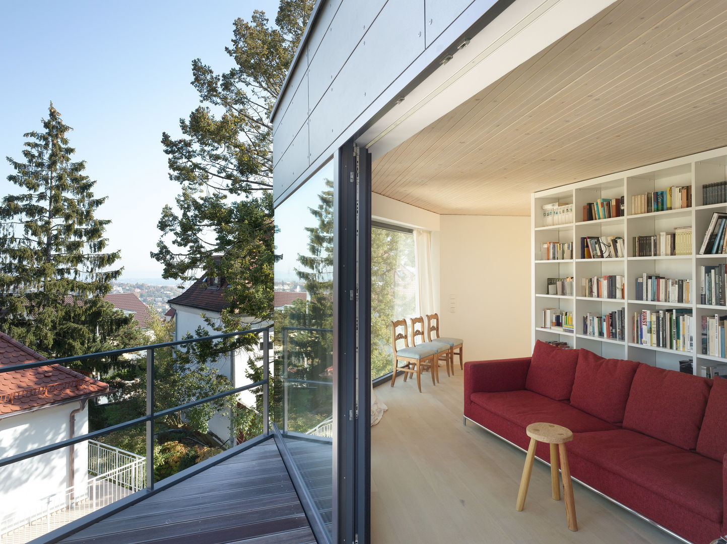 Haus K2, Bottega + Ehrhardt Architekten GmbH Bottega + Ehrhardt Architekten GmbH Minimalistischer Balkon, Veranda & Terrasse Gebäude,Bücherregal,Eigentum,Möbel,Regal,Anlage,Himmel,Fenster,Haus,Holz