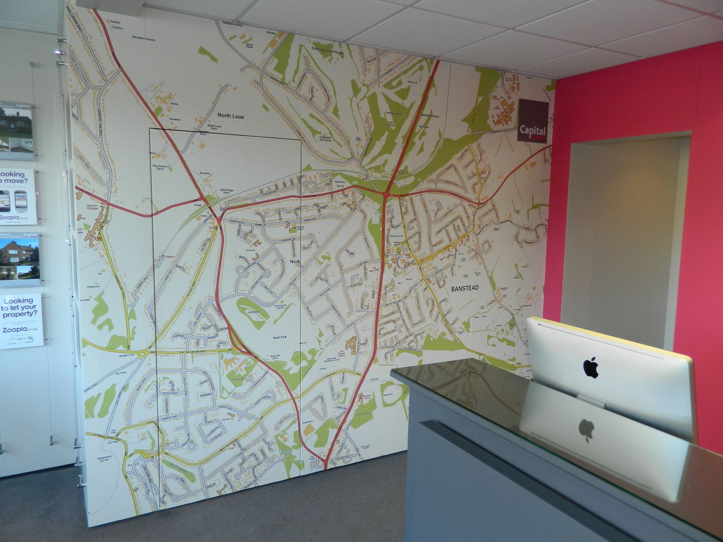 Custom Map wallpaper installed in an estate agency office Wallpapered Powierzchnie handlowe Przestrzenie biurowe i magazynowe