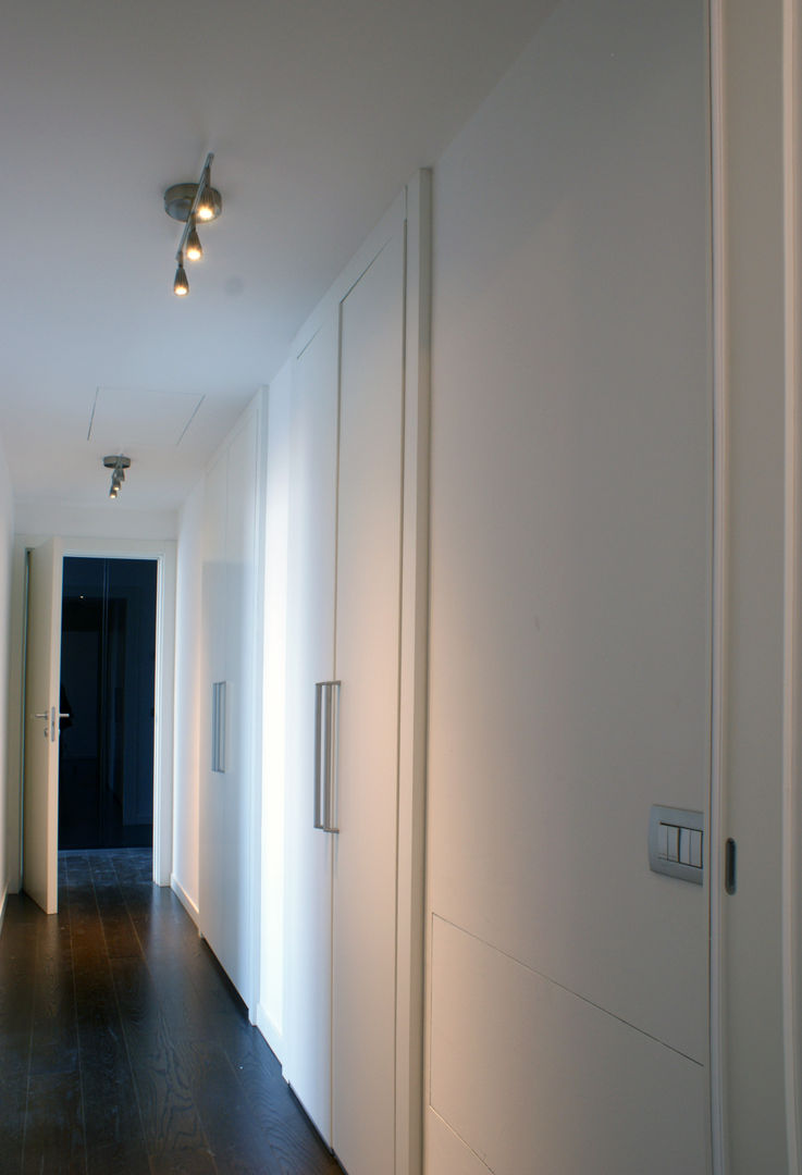 Appartamento a Milano, Gaia Brunello | in-photo Gaia Brunello | in-photo Modern Corridor, Hallway and Staircase Storage