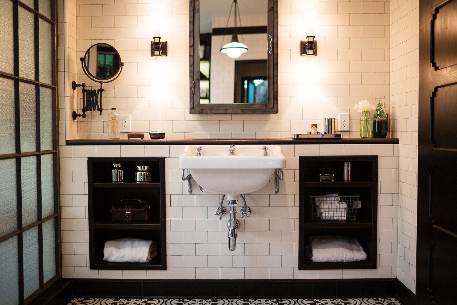 Drummonds Case Study: Loz Feliz Retreat, California homify Bathroom