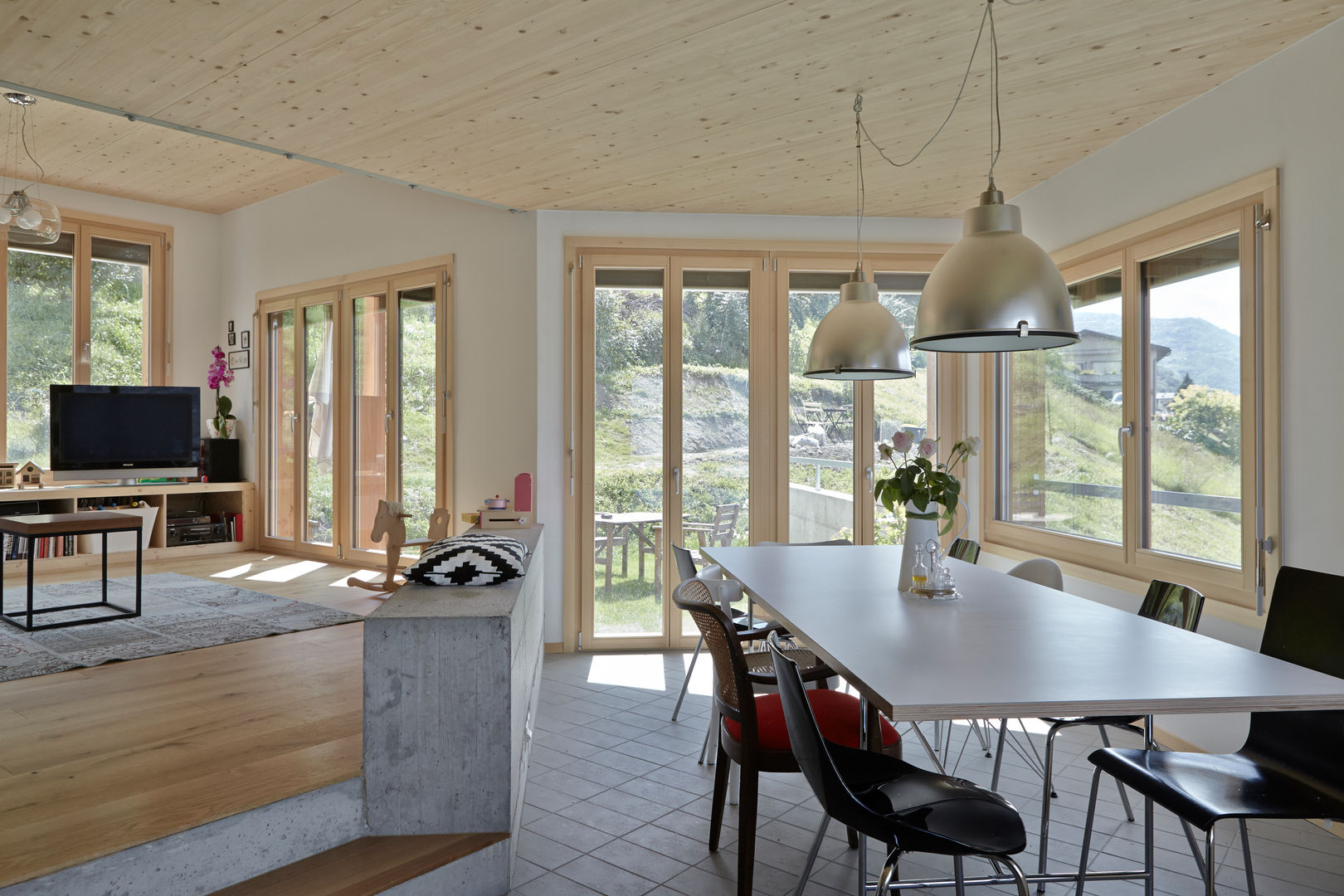 Neubau Einfamilienhaus, Salins, Holzhausen Zweifel Architekten Holzhausen Zweifel Architekten Modern living room