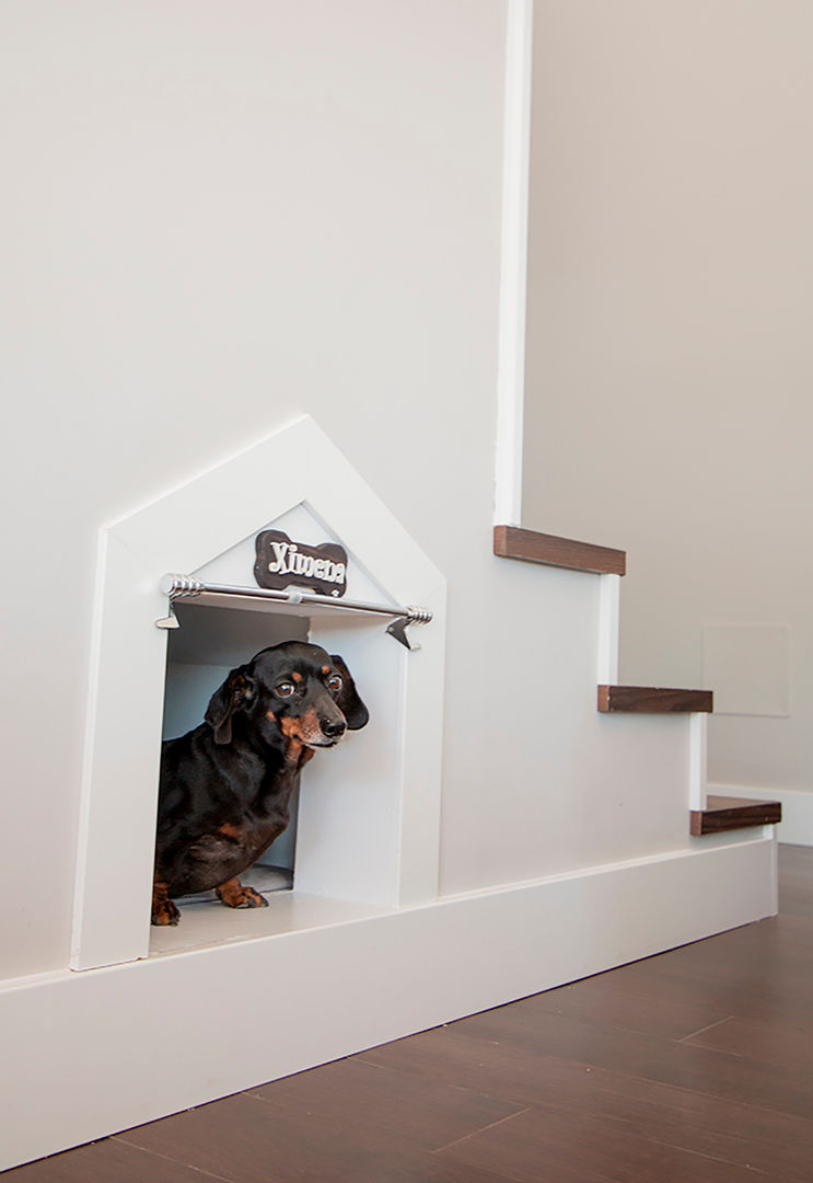 Escaleras con hueco para caseta de perro Canexel Pasillos, vestíbulos y escaleras de estilo moderno