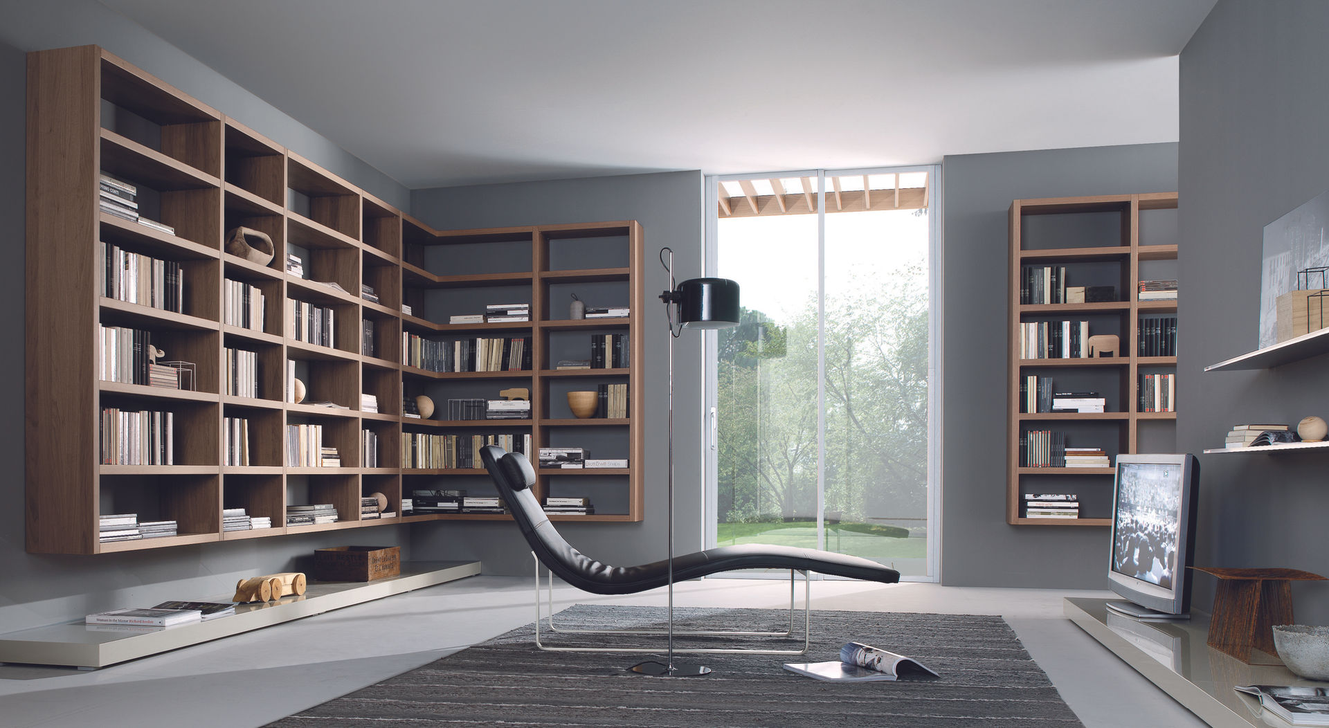 Wall hung, backless bookcase. Lamco Design LTD مكتب عمل أو دراسة خزانات ورفوف