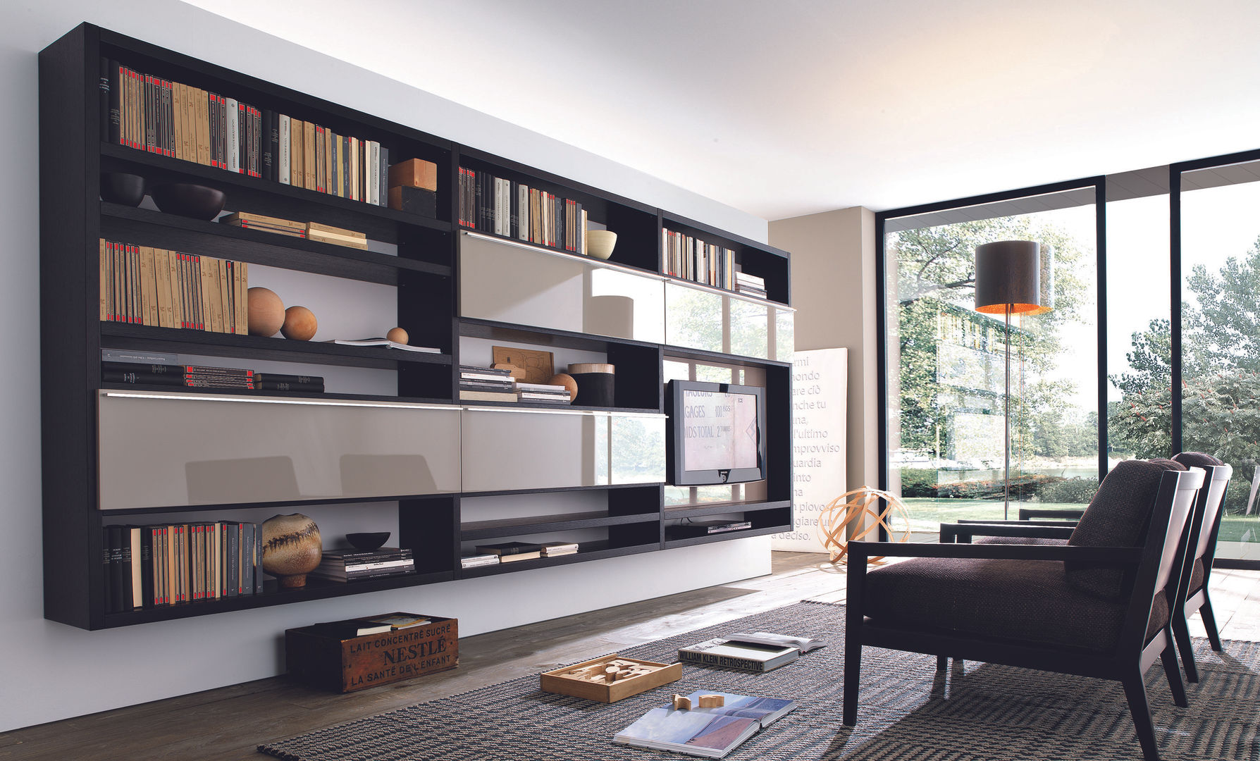 Wall hung TV unit and bookcase. Also with hidden storage. Lamco Design LTD غرفة المعيشة خزانات التلفزيون الجانبية