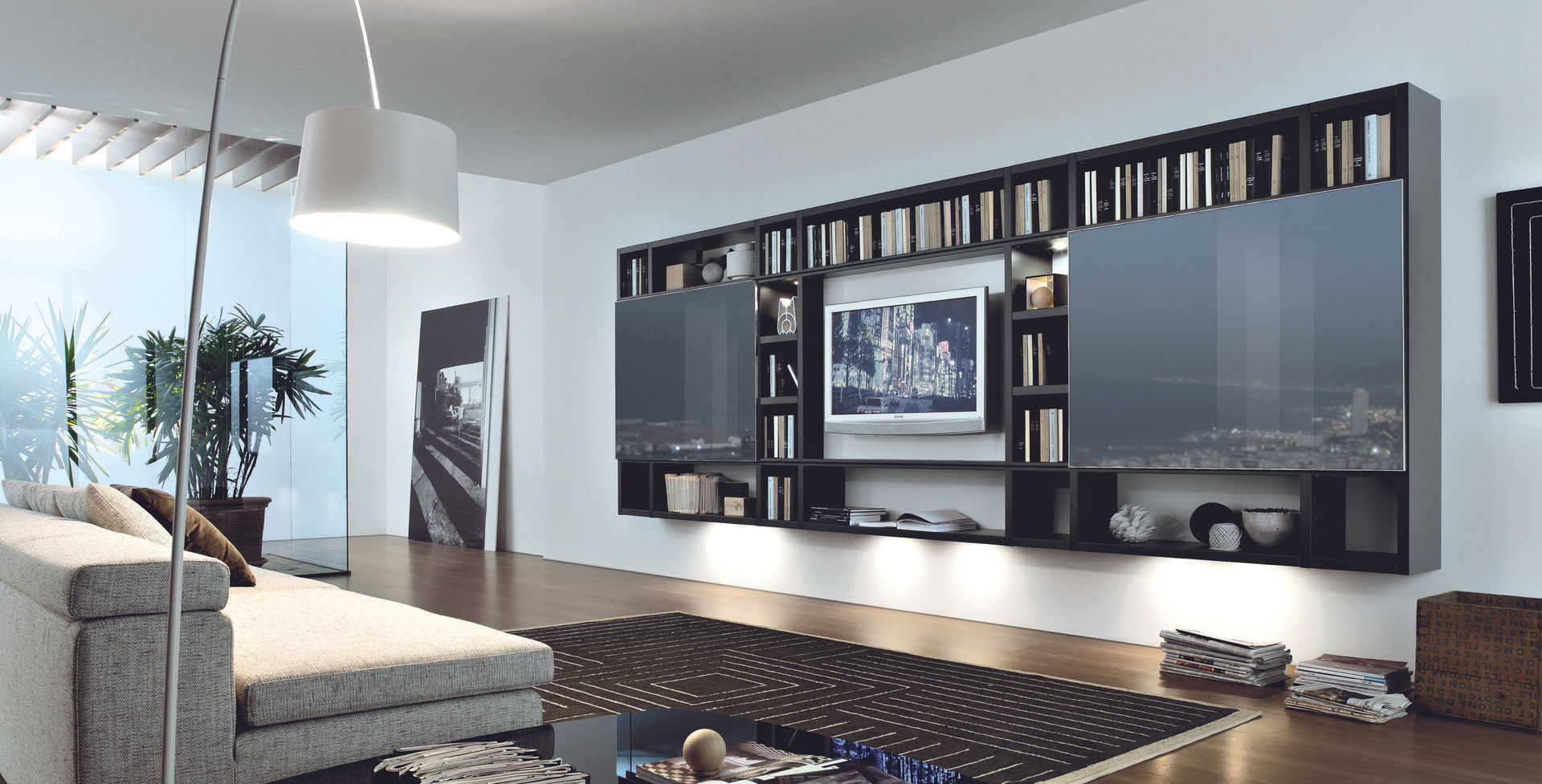 Wall hung TV unit and bookcase. Also with a glass sliding doors to revel TV Lamco Design LTD Salas modernas Muebles para televisión y equipos