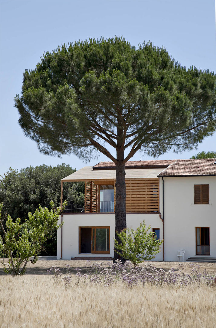 Ristrutturazione ed ampliamento di un fabbricato rurale a Suvereto (LI), mc2 architettura mc2 architettura Mediterranean style houses