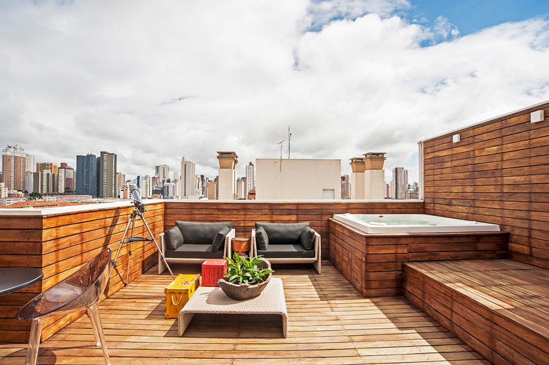 Apartamento masculino em Curitiba, Evviva Bertolini Evviva Bertolini Varandas, alpendres e terraços modernos