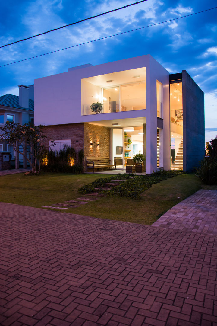 CASA VENTURA M22, SBARDELOTTO ARQUITETURA SBARDELOTTO ARQUITETURA منازل