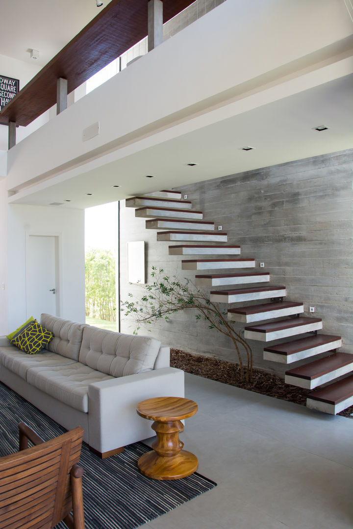 CASA VENTURA M22, SBARDELOTTO ARQUITETURA SBARDELOTTO ARQUITETURA Modern Corridor, Hallway and Staircase