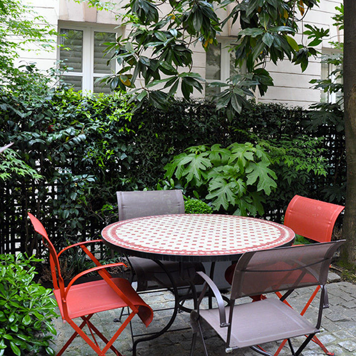 UN JARDIN DE FEUILLAGES, GARDEN TROTTER GARDEN TROTTER Jardin classique Plante,Meubles,Biens,Table,Chaise,Botanique,Feuille,Table d&#39;extérieur,Mobilier de jardin,Gazon