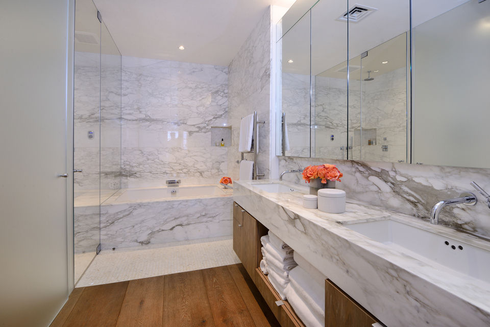 homify Modern Bathroom