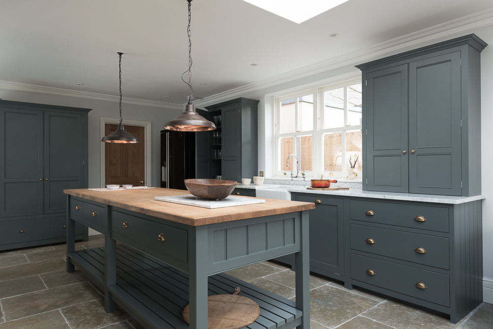 The Hampton Court Kitchen by deVOL deVOL Kitchens Nhà bếp phong cách kinh điển