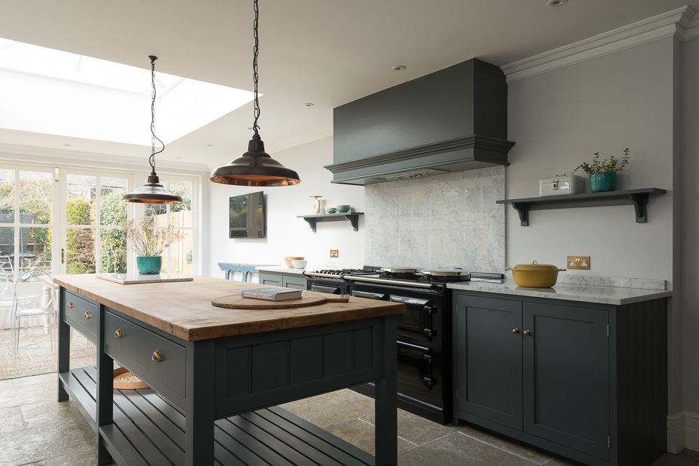 The Hampton Court Kitchen by deVOL deVOL Kitchens Nhà bếp phong cách kinh điển