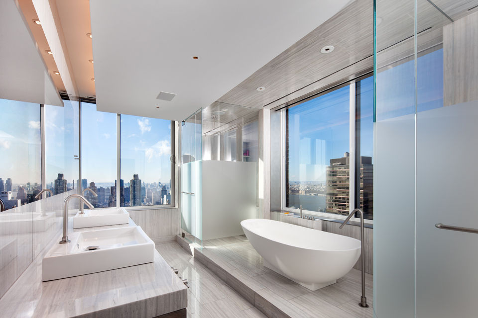 homify Modern bathroom