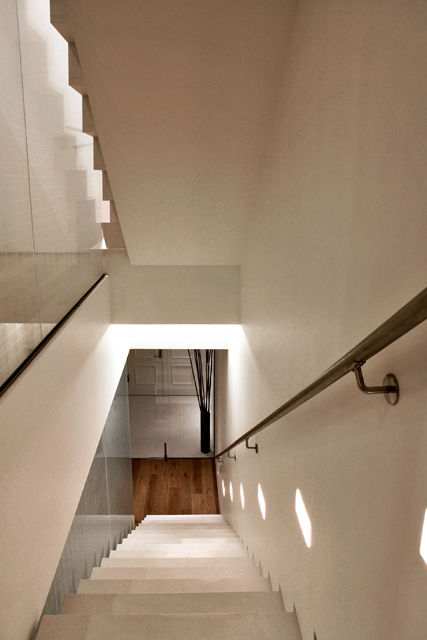 homify Modern Corridor, Hallway and Staircase