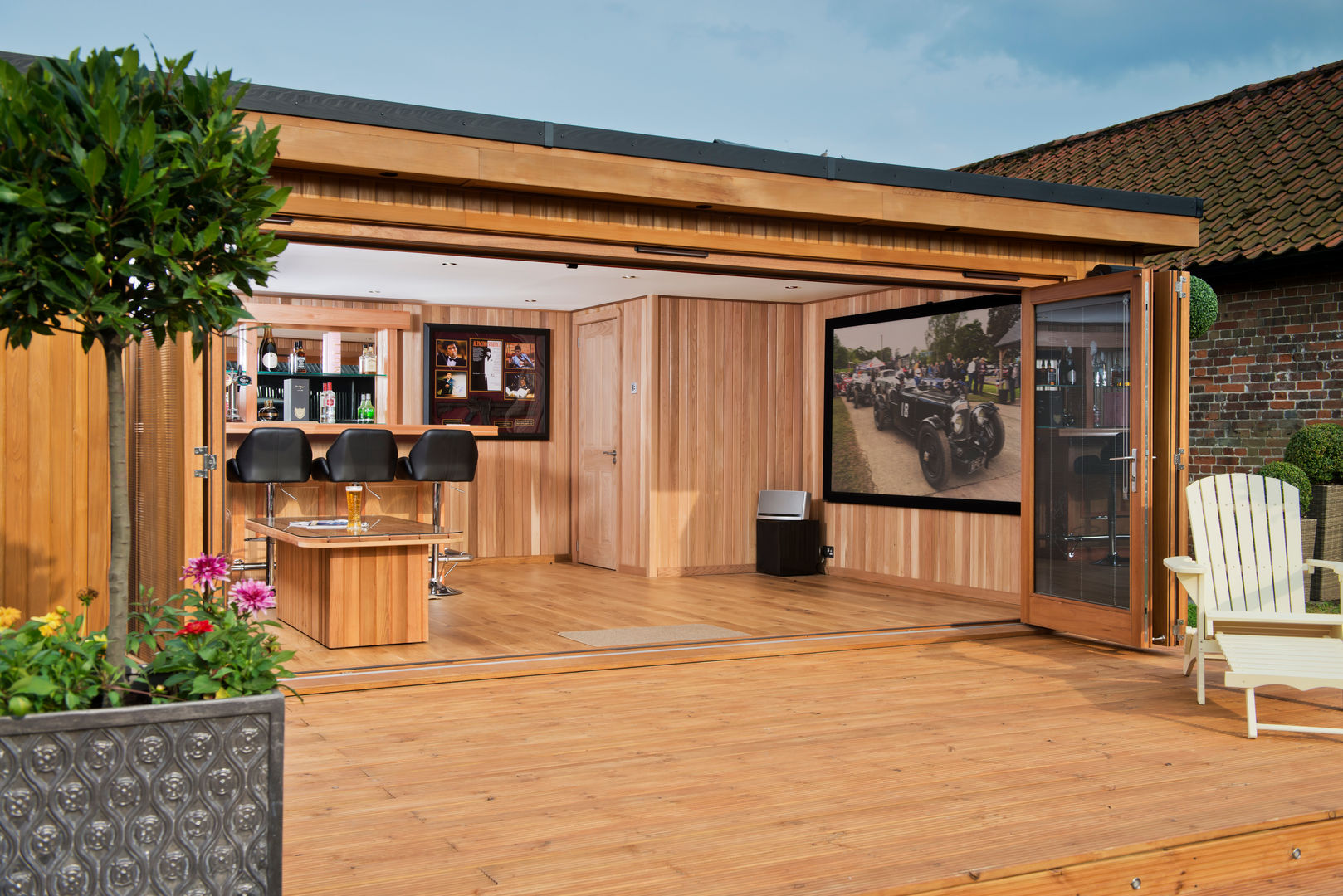 Bespoke garden cinema room with a bar Crown Pavilions Moderne garage