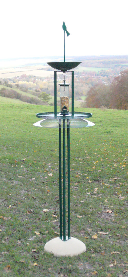 Oiseaux with squirrel baffle Birdtables.org.uk 모던스타일 발코니, 베란다 & 테라스 액세서리 & 장식