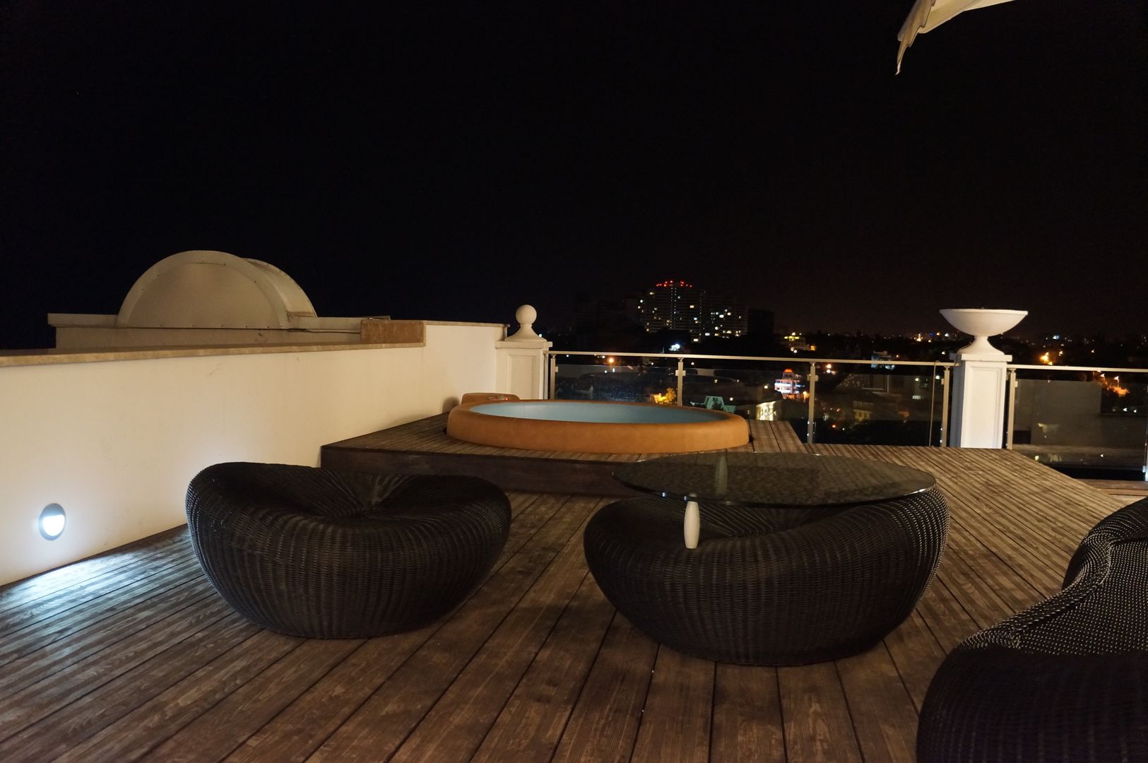 Над городом и морем, DEHAUSS DEHAUSS minimalist style balcony, porch & terrace