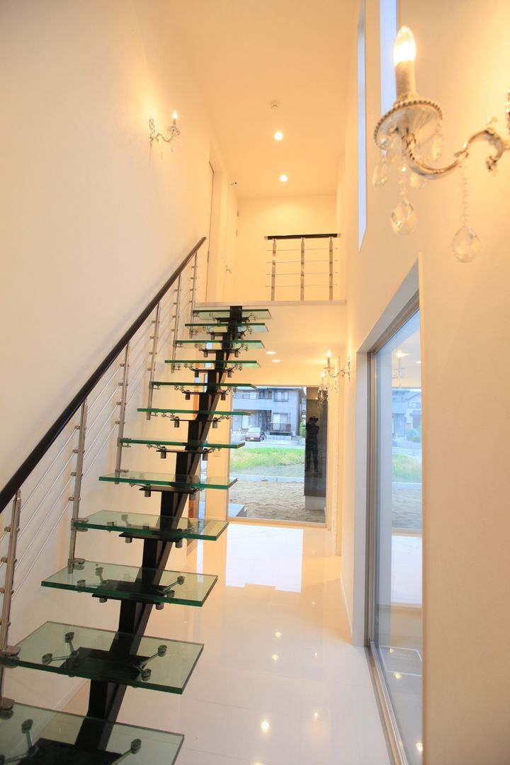 ガラス階段のある住宅, 株式会社 In Design 株式会社 In Design Modern corridor, hallway & stairs