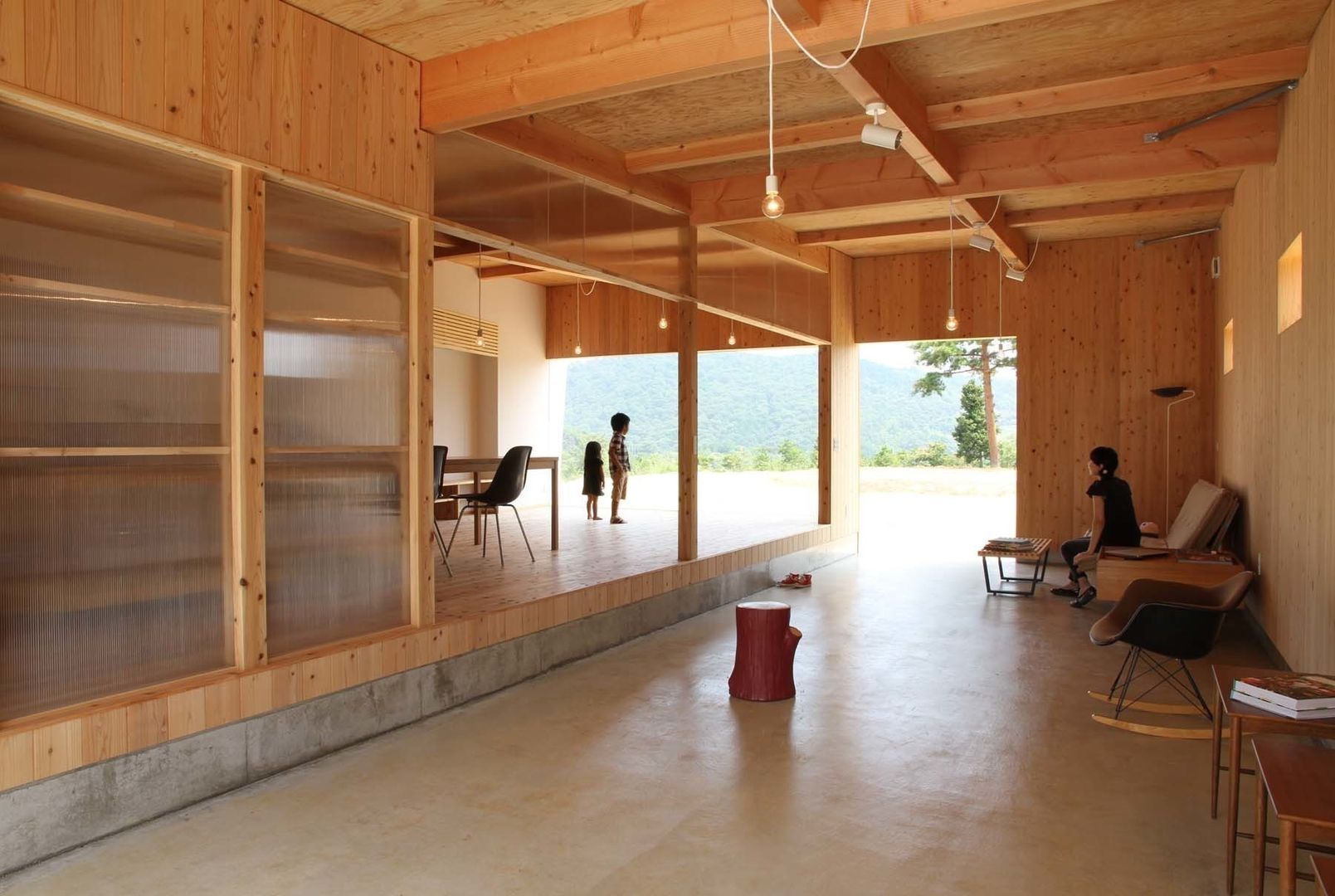 日名内村の家 dygsa モダンデザインの 多目的室