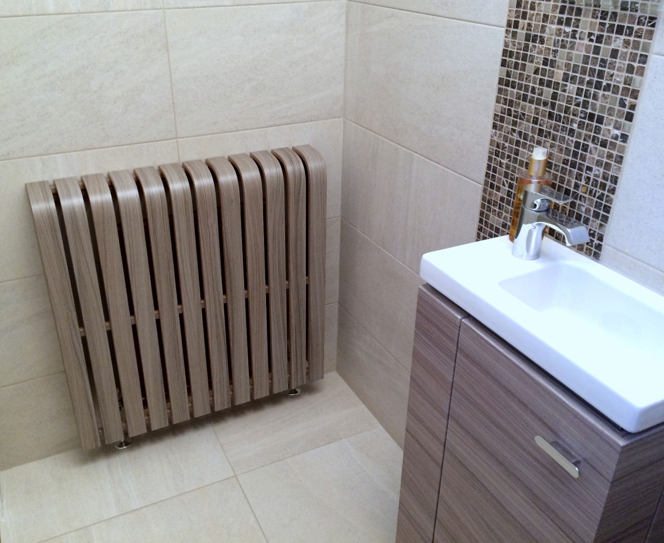 Matching Radiator Cover and Bathroom Sink Unit Cool Radiators? It’s Covered! Baños de estilo moderno Decoración