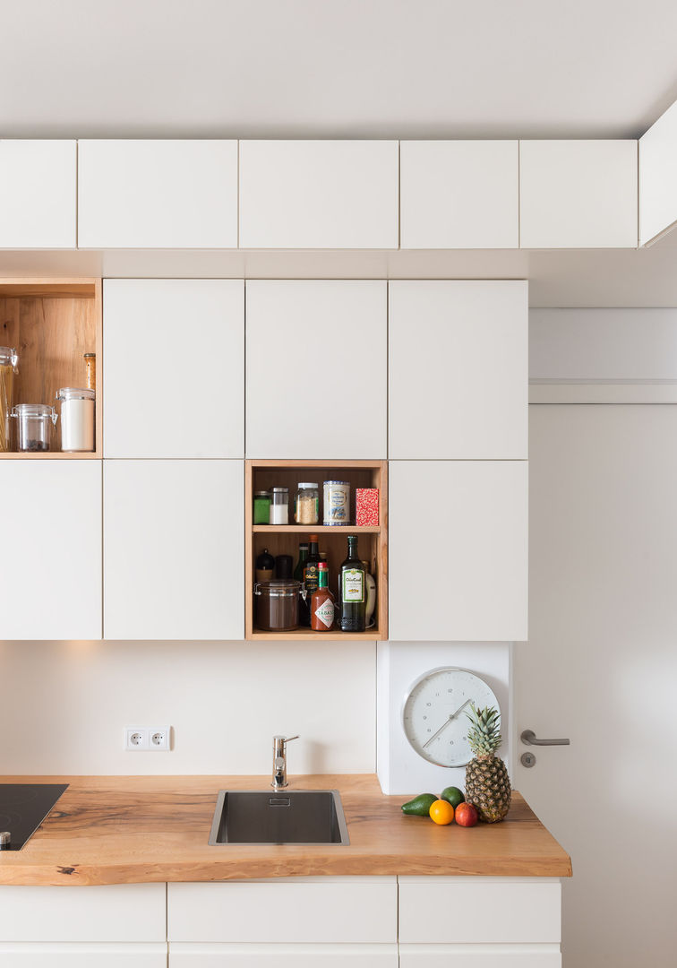 Die Wohnung W und die Bergbuche vom Sonntagshorn, Holzgeschichten Holzgeschichten Modern kitchen Cabinets & shelves