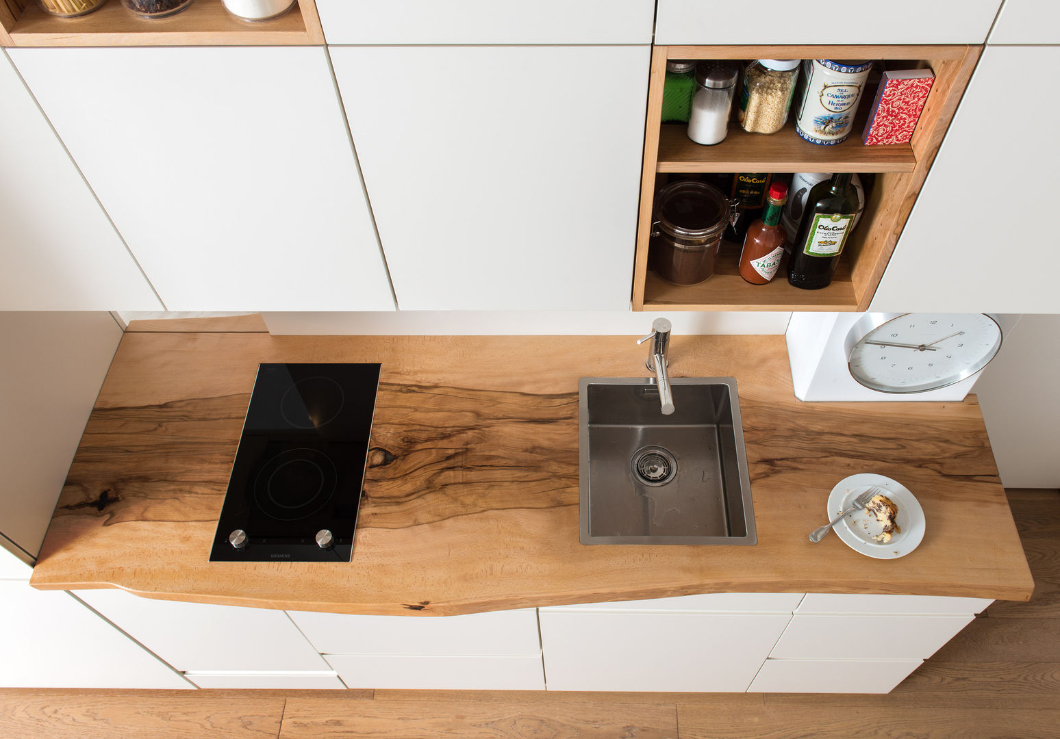 Die Wohnung W und die Bergbuche vom Sonntagshorn, Holzgeschichten Holzgeschichten Cozinhas ecléticas Bancadas