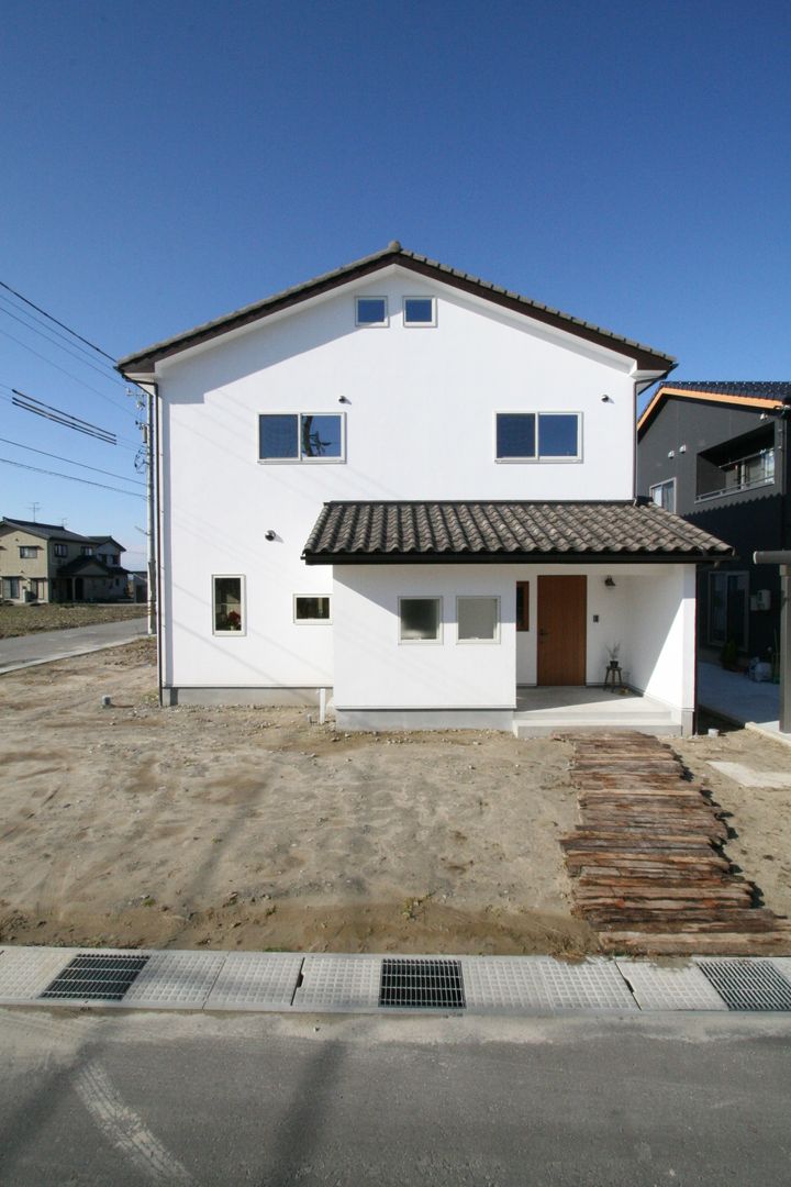 真っ白漆喰塗の家, KanonStylehome! 野末建築 KanonStylehome! 野末建築 Case eclettiche