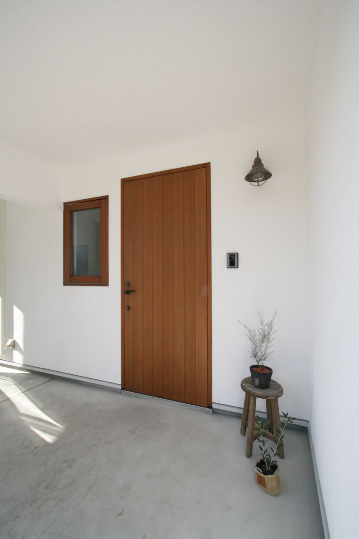 真っ白漆喰塗の家, KanonStylehome! 野末建築 KanonStylehome! 野末建築 Puertas y ventanas eclécticas