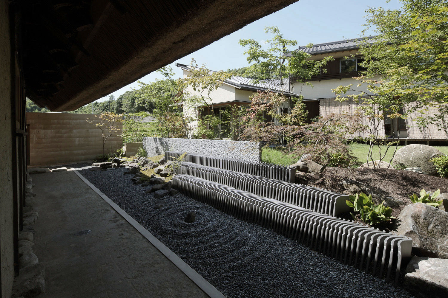 茅葺をめぐる露地と庭と。, 和泉屋勘兵衛建築デザイン室 和泉屋勘兵衛建築デザイン室 Giardino in stile asiatico